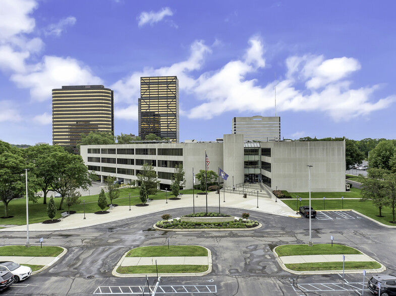 20500 Civic Center Dr, Southfield, MI en venta - Foto del edificio - Imagen 1 de 18