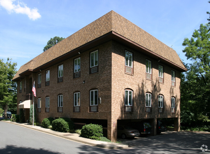 201 Park Washington Ct, Falls Church, VA en alquiler - Foto del edificio - Imagen 2 de 9