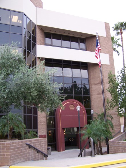 2122 E Highland Ave, Phoenix, AZ en alquiler - Foto del edificio - Imagen 3 de 18