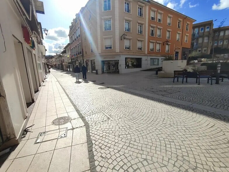 Local en Bourgoin-Jallieu en venta - Foto del edificio - Imagen 2 de 8