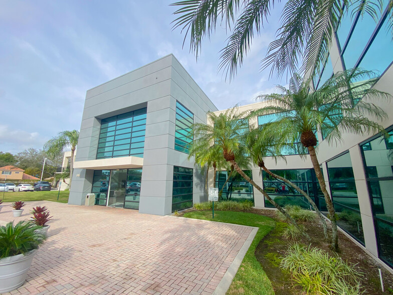 8181 NW 154th St, Miami Lakes, FL en alquiler - Foto del edificio - Imagen 3 de 6