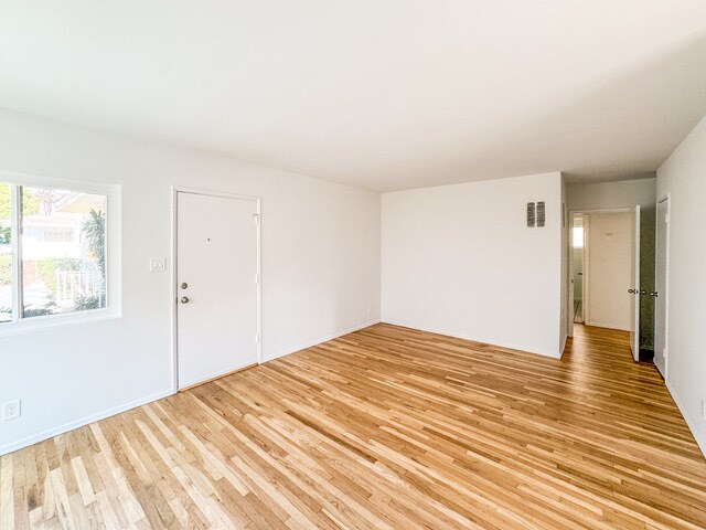 14222 Sylvan St, Van Nuys, CA en venta Foto del edificio- Imagen 1 de 1