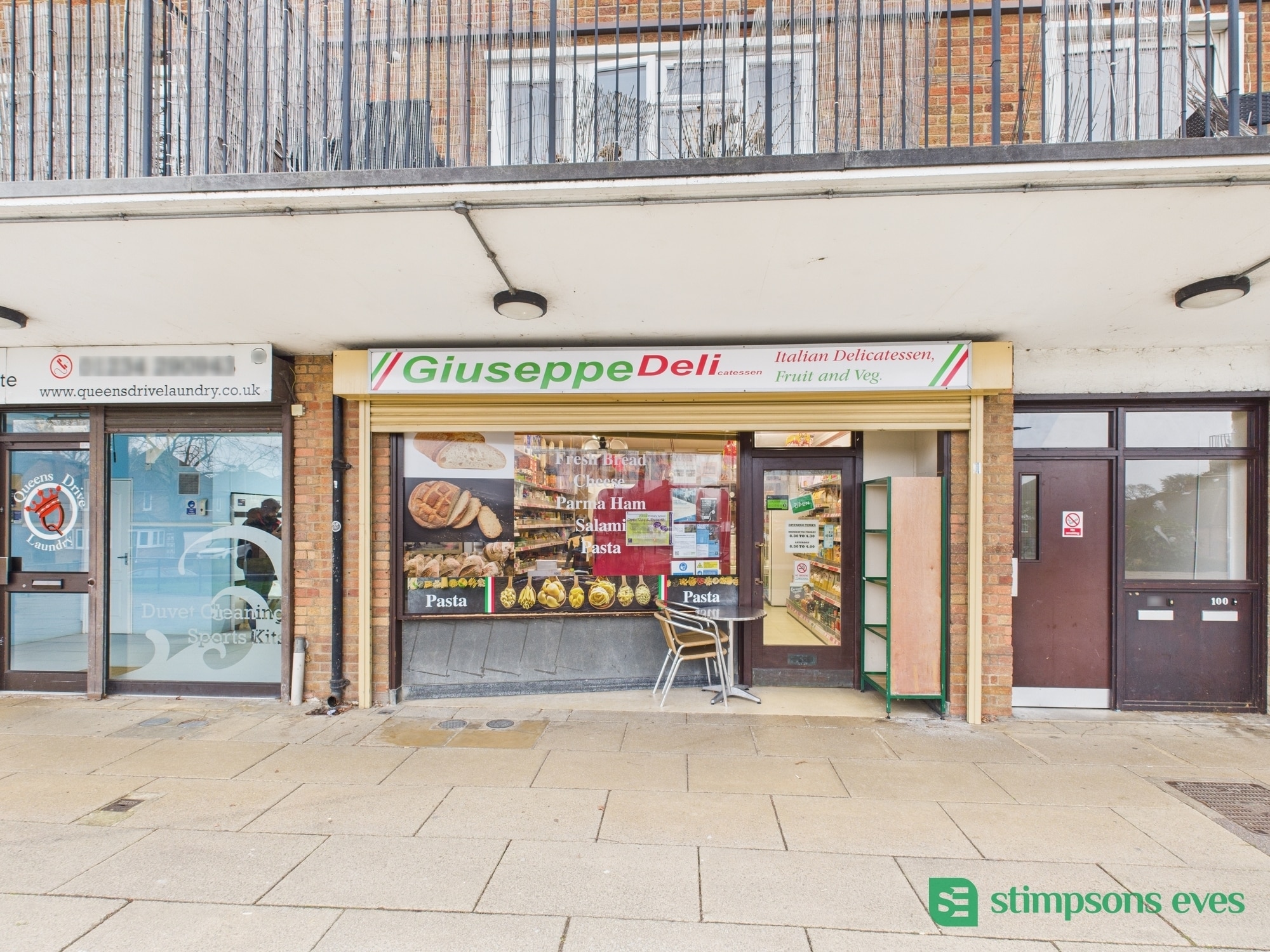 94 Queens Dr, Bedford en venta Foto principal- Imagen 1 de 8