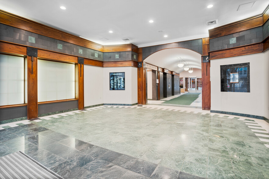 8720 Georgia Ave, Silver Spring, MD en alquiler - Lobby - Imagen 2 de 5