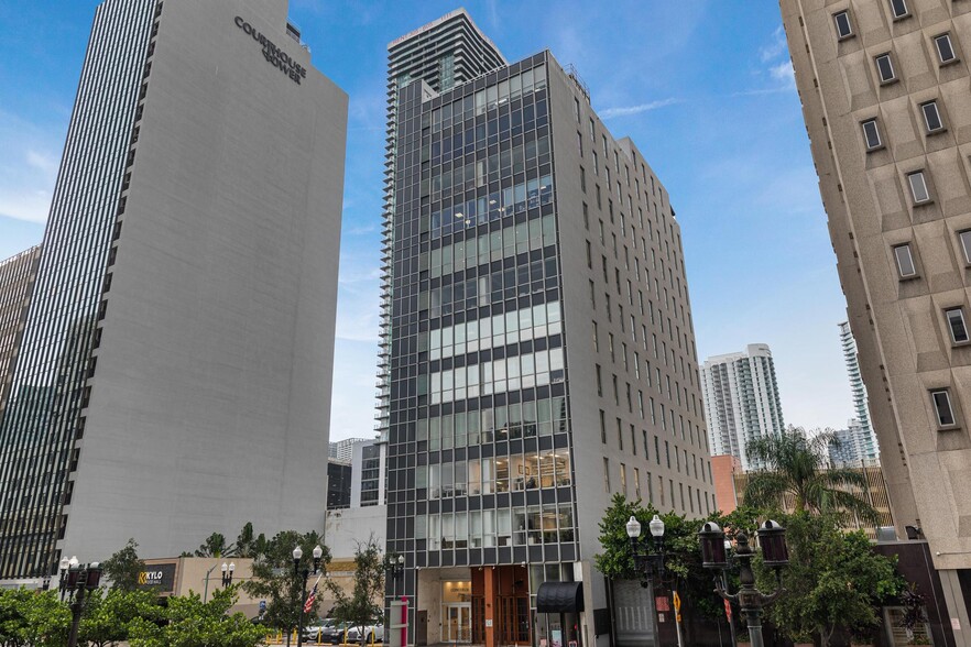 66-68 W Flagler St, Miami, FL en venta - Foto del edificio - Imagen 1 de 79