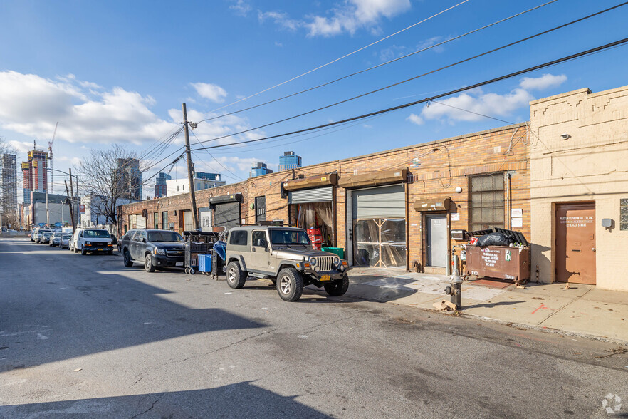 219-223 Eagle St, Brooklyn, NY en alquiler - Foto del edificio - Imagen 3 de 5