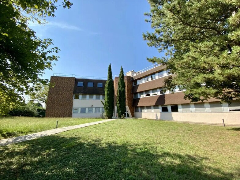 7 Rue Maryse Bastié, Bron en alquiler - Foto del edificio - Imagen 1 de 6