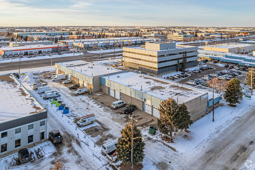 10515 170th St NW, Edmonton, AB en alquiler - Foto del edificio - Imagen 3 de 9