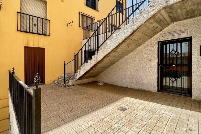 Más detalles de Plaza Duque de Mandas, 30, Alhama de Granada - Local en venta
