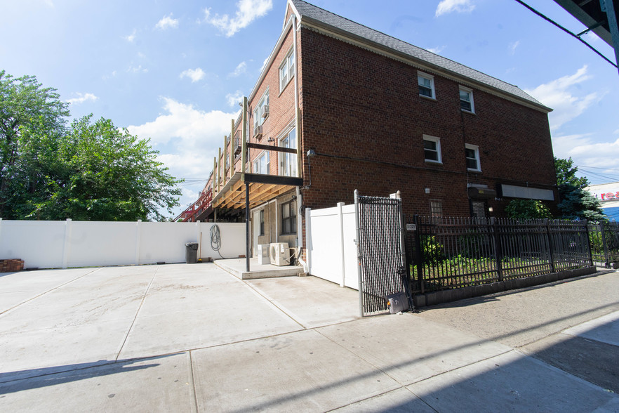 10380 103rd St, Ozone Park, NY en venta - Foto principal - Imagen 3 de 21