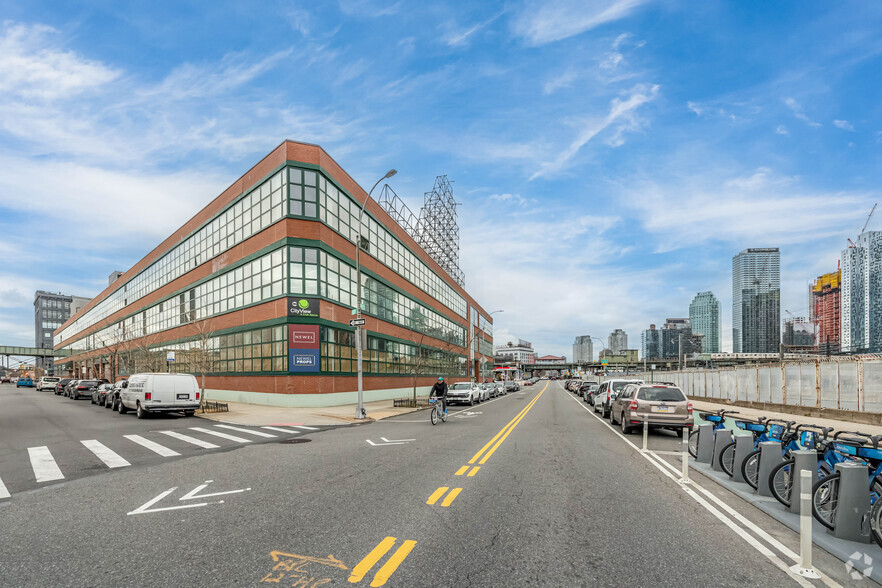 32-00 Skillman Ave, Long Island City, NY en alquiler - Foto del edificio - Imagen 2 de 6