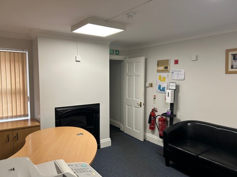 58 Guildford St, Chertsey en alquiler - Foto del interior - Imagen 2 de 8