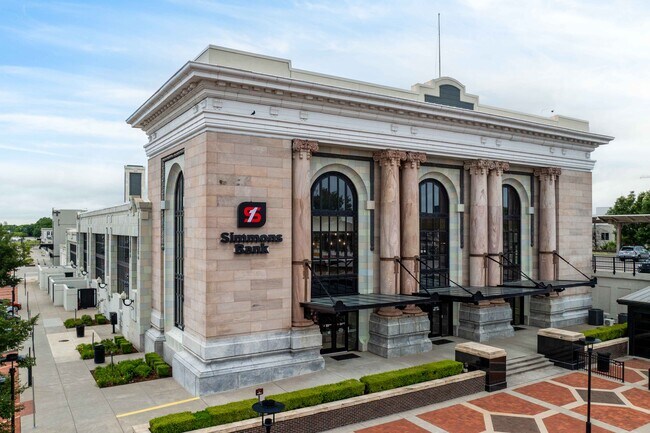 Más detalles de 701 E Douglas Ave, Wichita, KS - Varios usos en alquiler