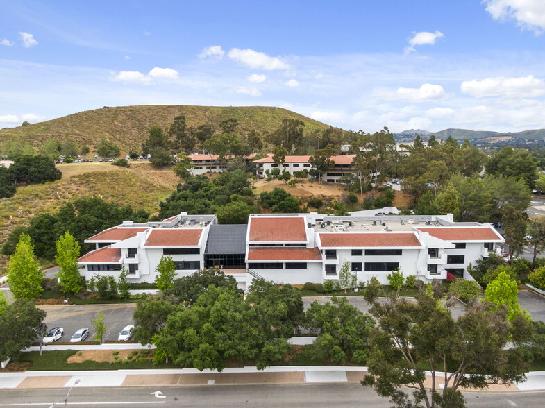 299 W Hillcrest Dr, Thousand Oaks, CA en alquiler - Foto del edificio - Imagen 2 de 8