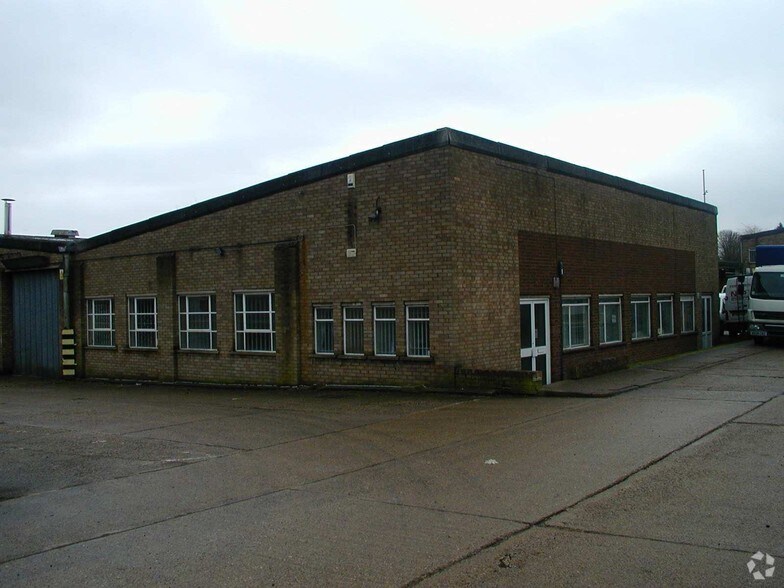 Old Oak Industrial Estate cartera de 3 inmuebles en venta en LoopNet.es - Foto principal - Imagen 1 de 3