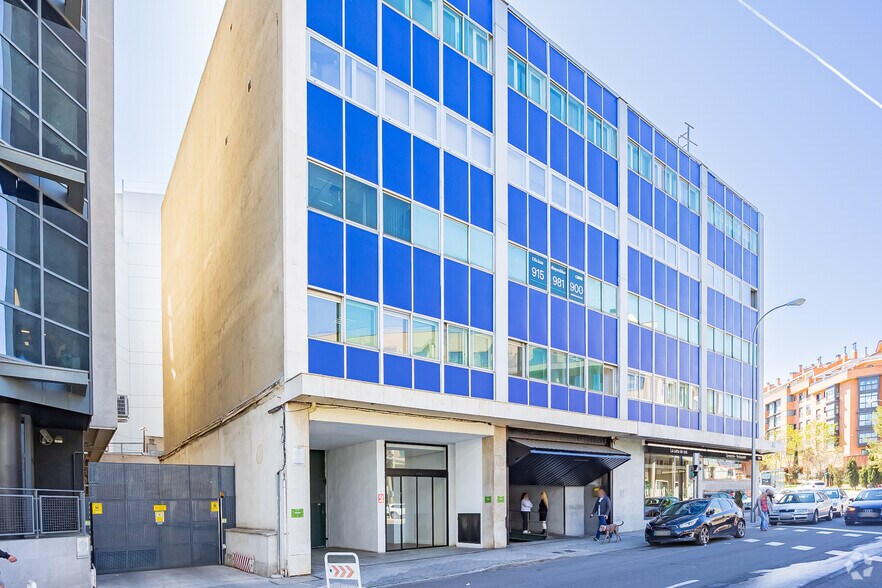 Calle de Cronos, 8, Madrid, Madrid en venta - Foto del edificio - Imagen 2 de 4