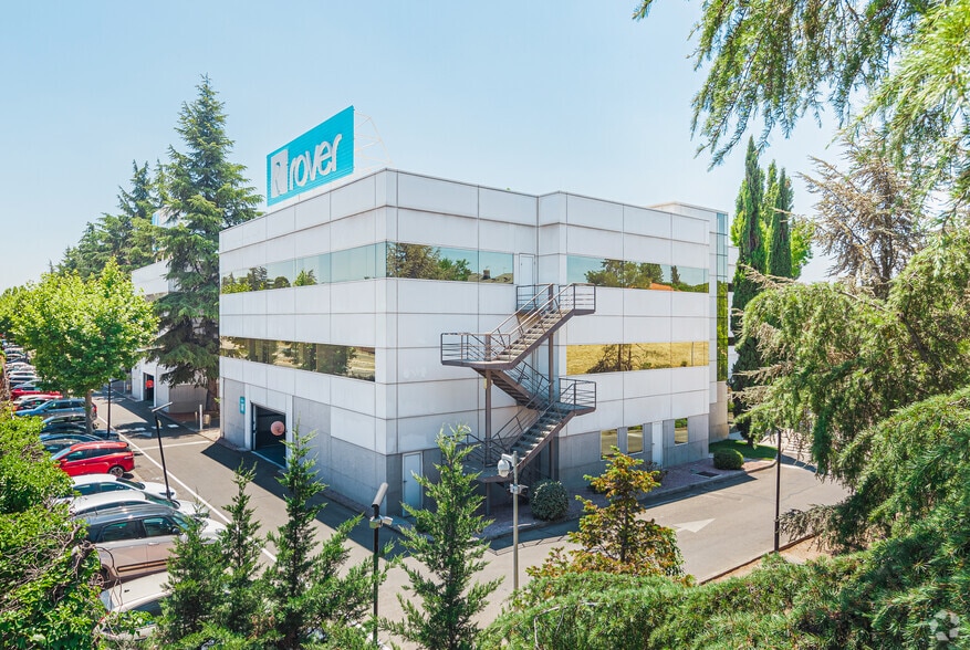 Calle de Ochandiano, 12, Madrid, Madrid en alquiler - Foto del edificio - Imagen 3 de 6