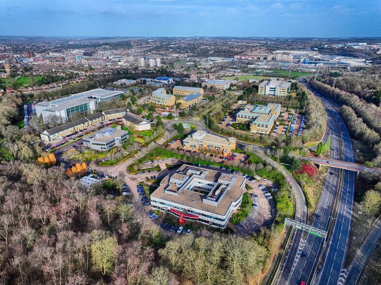 253 Capability Green, Luton en alquiler - Foto del edificio - Imagen 2 de 3