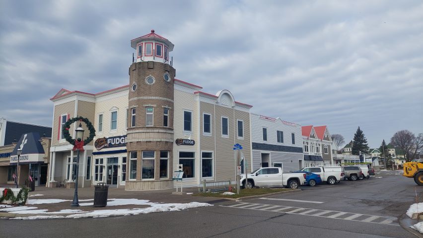 325 E Central Ave, Mackinaw City, MI en alquiler - Foto principal - Imagen 1 de 15