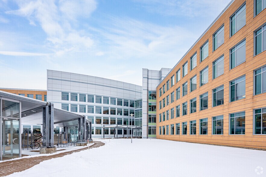 2351 Boul Alfred-Nobel, Montréal, QC en alquiler - Foto del edificio - Imagen 2 de 3