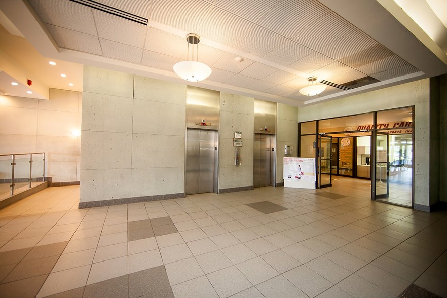 1355 Bank St, Ottawa, ON en alquiler - Lobby - Imagen 2 de 6