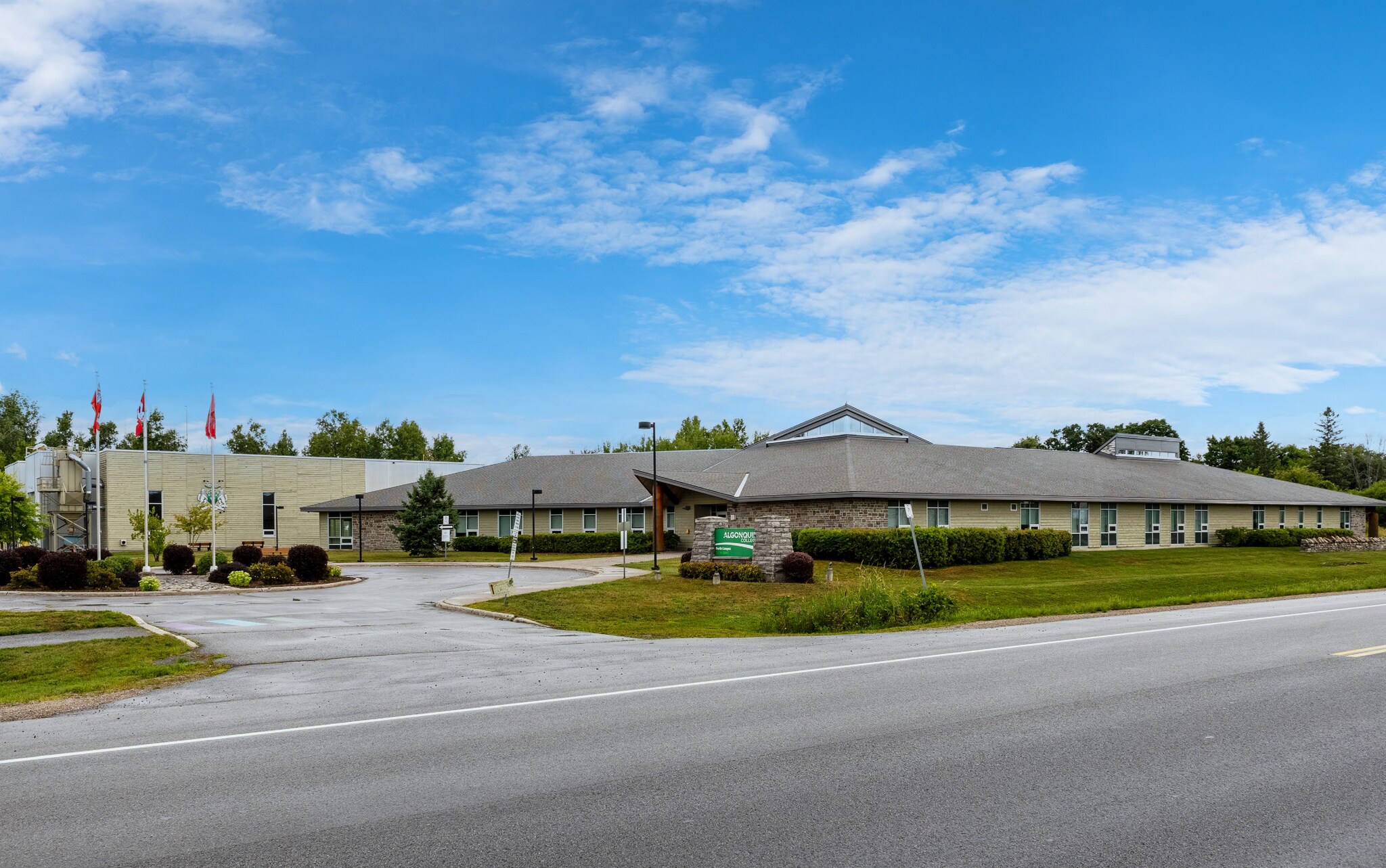 Ontario College Campus for Sale cartera de 5 inmuebles en venta en LoopNet.es Foto del edificio- Imagen 1 de 2