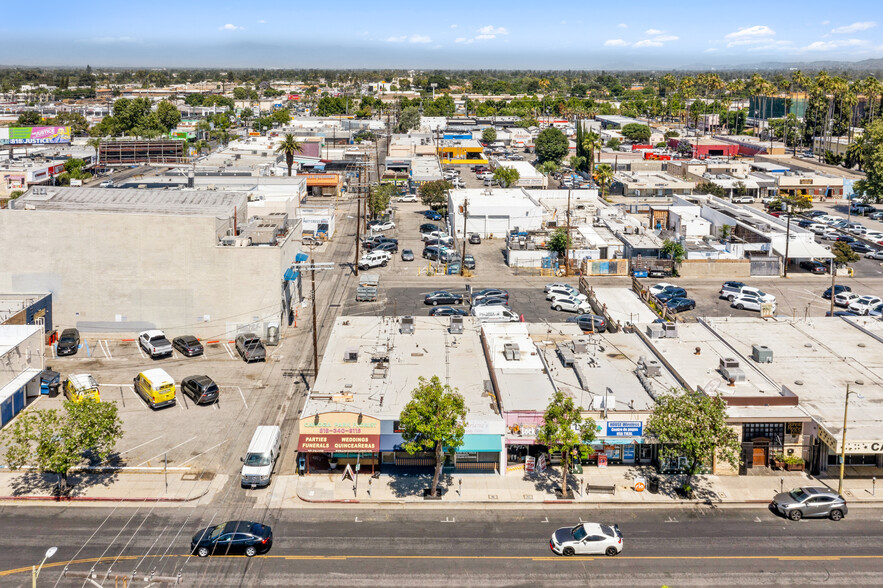 7140-7144 Owensmouth Ave, Canoga Park, CA en alquiler - Foto del edificio - Imagen 3 de 7