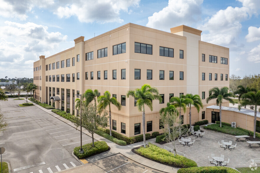 12769 Gateway Blvd, Fort Myers, FL en alquiler - Foto del edificio - Imagen 2 de 7