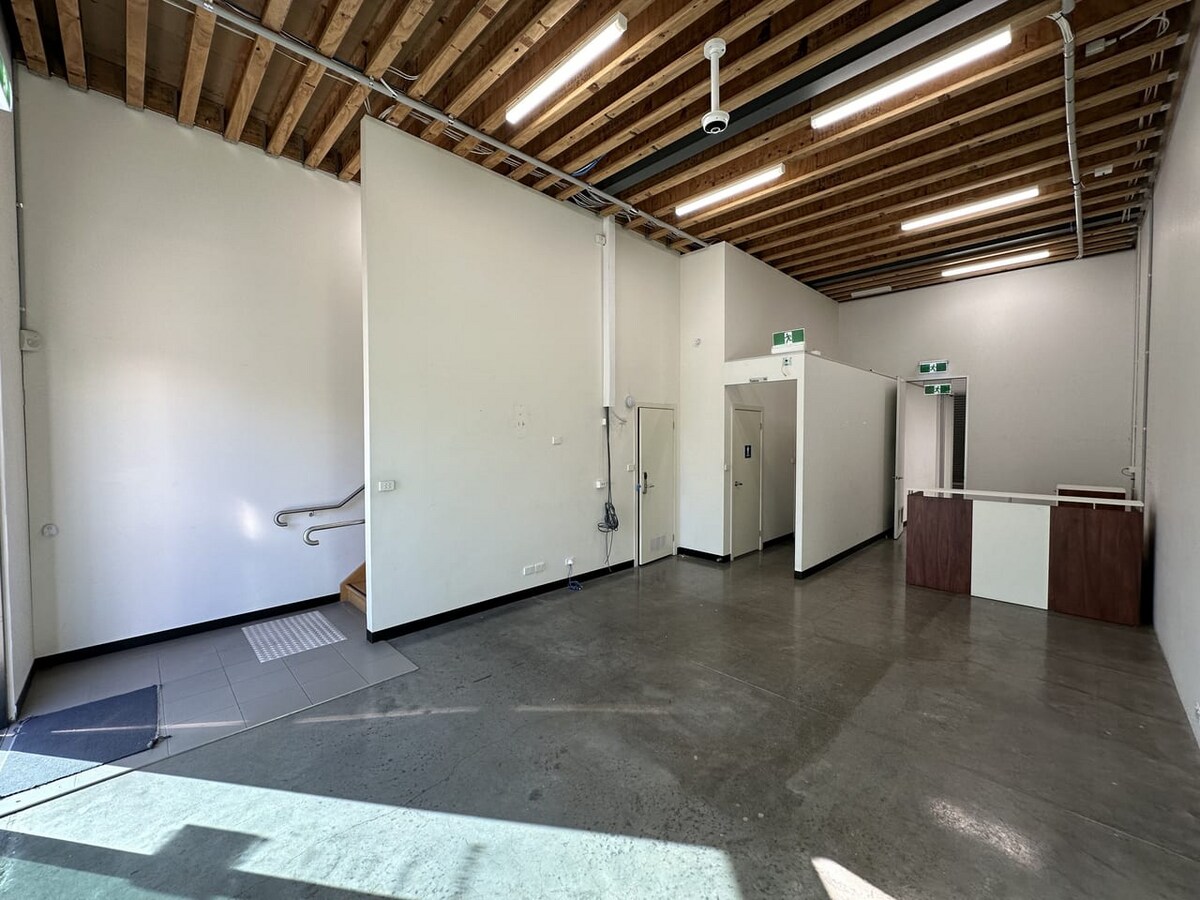 34 Wirraway Drive, Port Melbourne, VIC 3207 - Unidad 2 -  - Foto del interior - Image 2 of 5