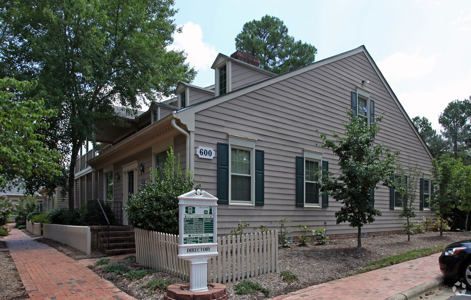 1829 E Franklin St, Chapel Hill, NC en alquiler - Foto del edificio - Imagen 2 de 11