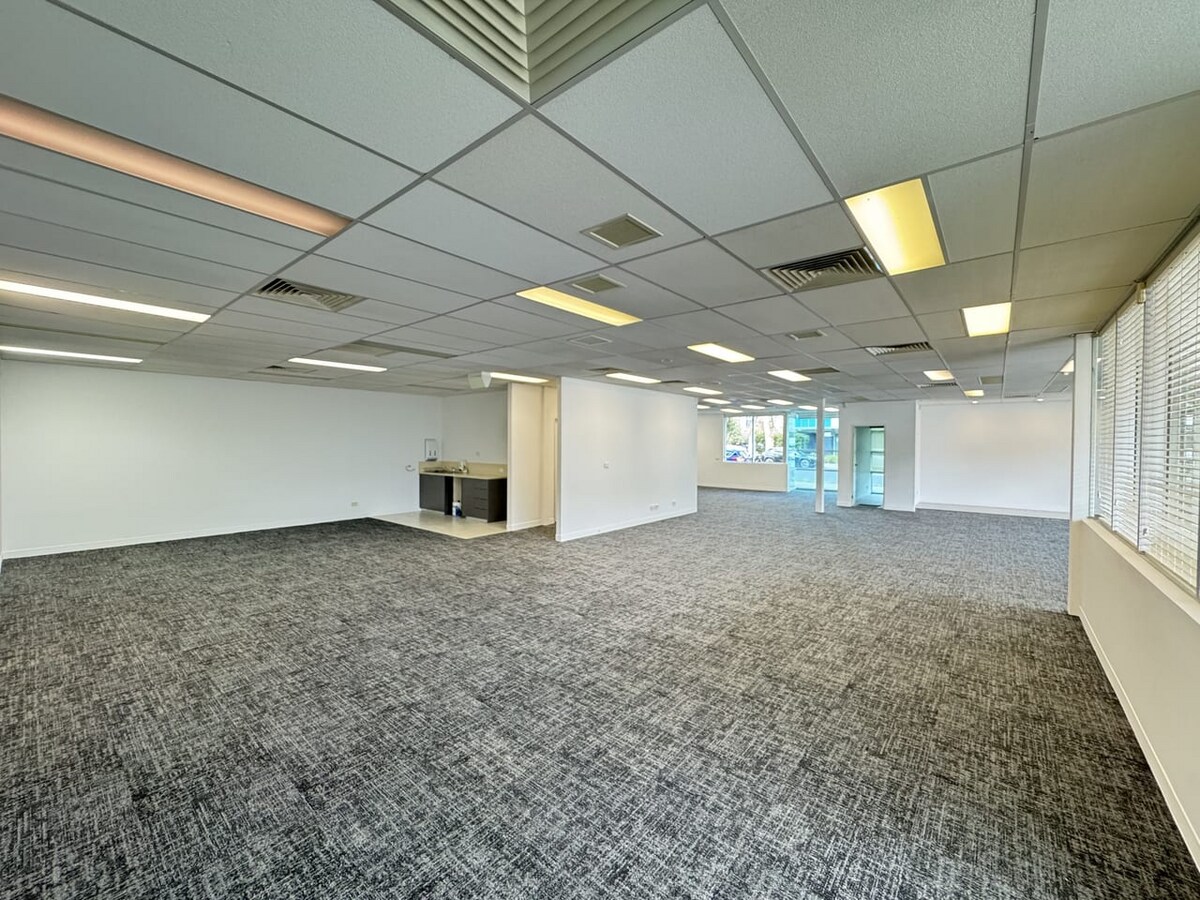 31 Sabre Dr, Port Melbourne, VIC 3207 - Unidad 2 -  - Foto del interior - Image 2 of 5
