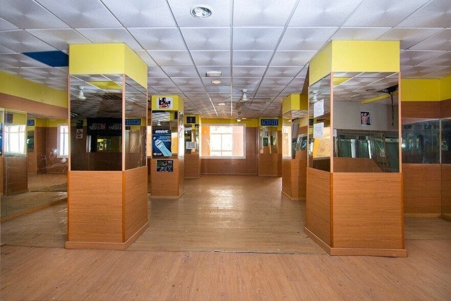 Local en Granada, Granada en venta - Foto del edificio - Imagen 2 de 23