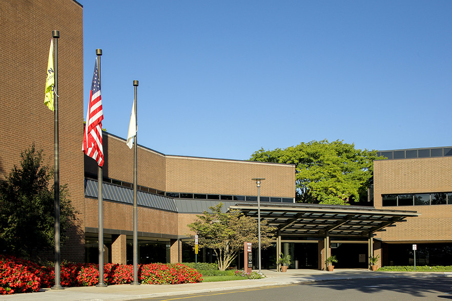 30 Knightsbridge Rd, Piscataway, NJ en alquiler - Foto del edificio - Imagen 2 de 13