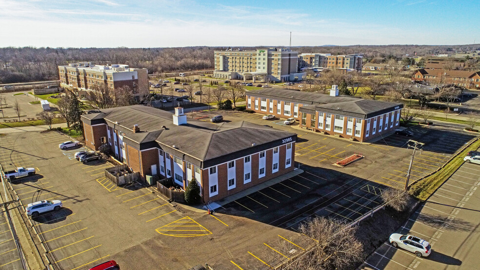 Two-Building Office Complex Value Add cartera de 2 inmuebles en venta en LoopNet.es - Foto del edificio - Imagen 2 de 5