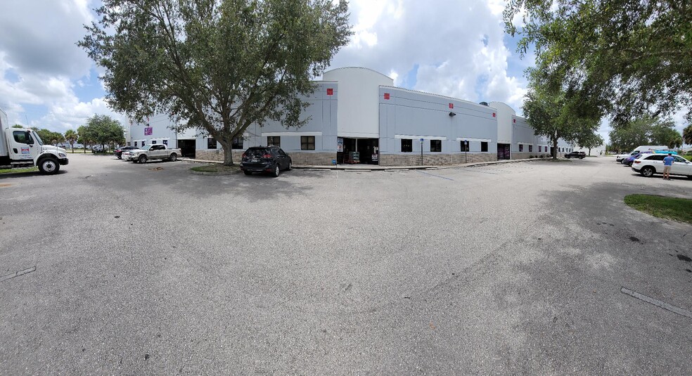 5565 Lee St, Lehigh Acres, FL en alquiler - Foto del edificio - Imagen 1 de 6