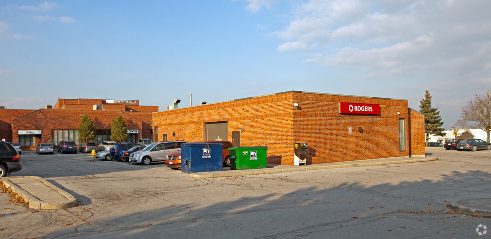 10 W Pearce St, Richmond Hill, ON en alquiler - Foto del edificio - Imagen 3 de 5