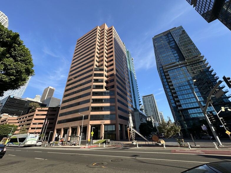 888 S Figueroa St, Los Angeles, CA en alquiler - Foto del edificio - Imagen 1 de 58