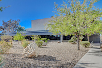 2400-2402 N Tenaya Way, Las Vegas, NV en alquiler Foto del edificio- Imagen 1 de 9