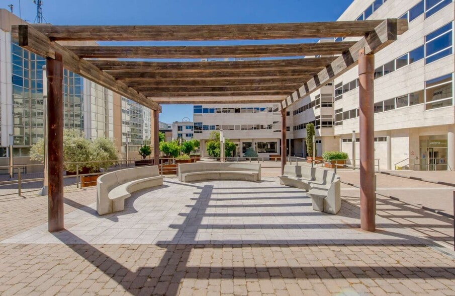 Calle de Julián Camarillo, 29, Madrid, Madrid en alquiler - Foto del edificio - Imagen 2 de 4