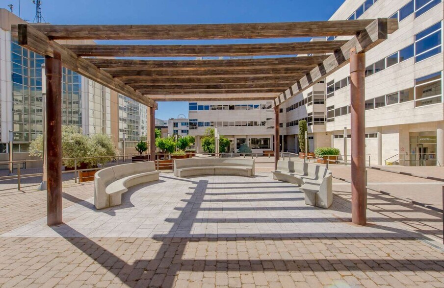 Calle de Julián Camarillo, 29, Madrid, Madrid en alquiler - Foto del edificio - Imagen 3 de 6