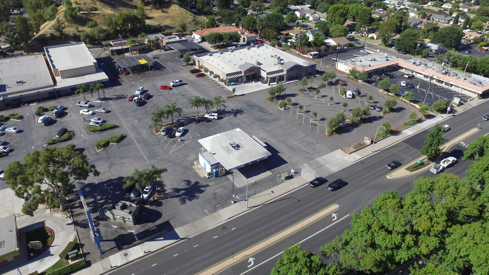 23718 Lyons Ave, Santa Clarita, CA en alquiler - Foto del edificio - Imagen 2 de 13