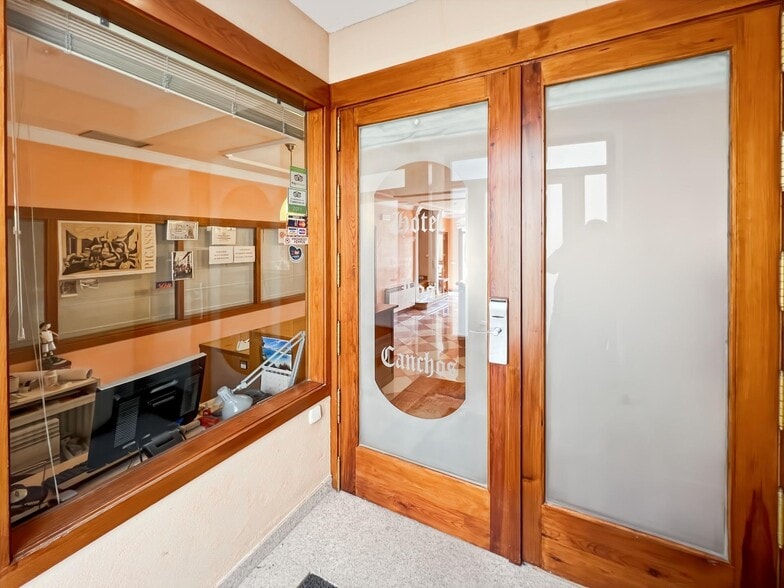 Hotel y hospedaje en Buitrago del Lozoya, Madrid en venta - Foto del edificio - Imagen 2 de 46