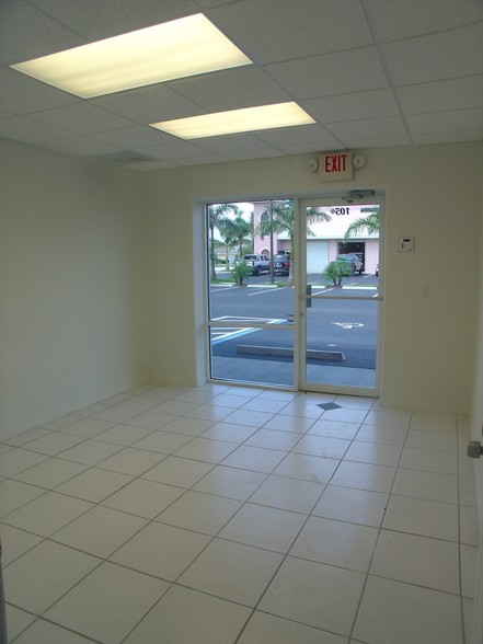 160 Venetian Way, Merritt Island, FL en venta - Foto del edificio - Imagen 2 de 4