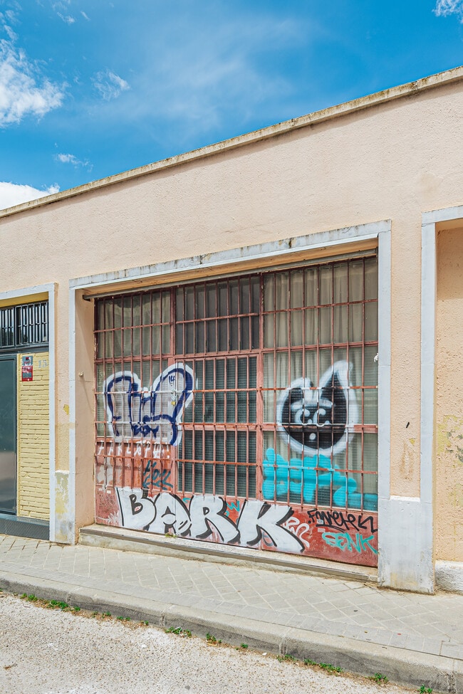 Más detalles de Calle de Aguilafuente, Madrid - Nave en alquiler