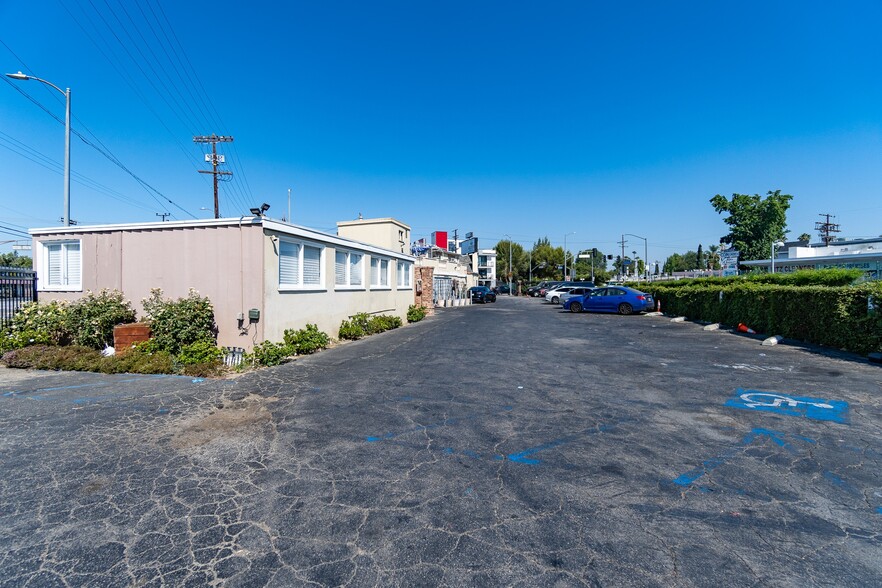 13651 Oxnard St, Van Nuys, CA en alquiler - Foto del edificio - Imagen 2 de 32