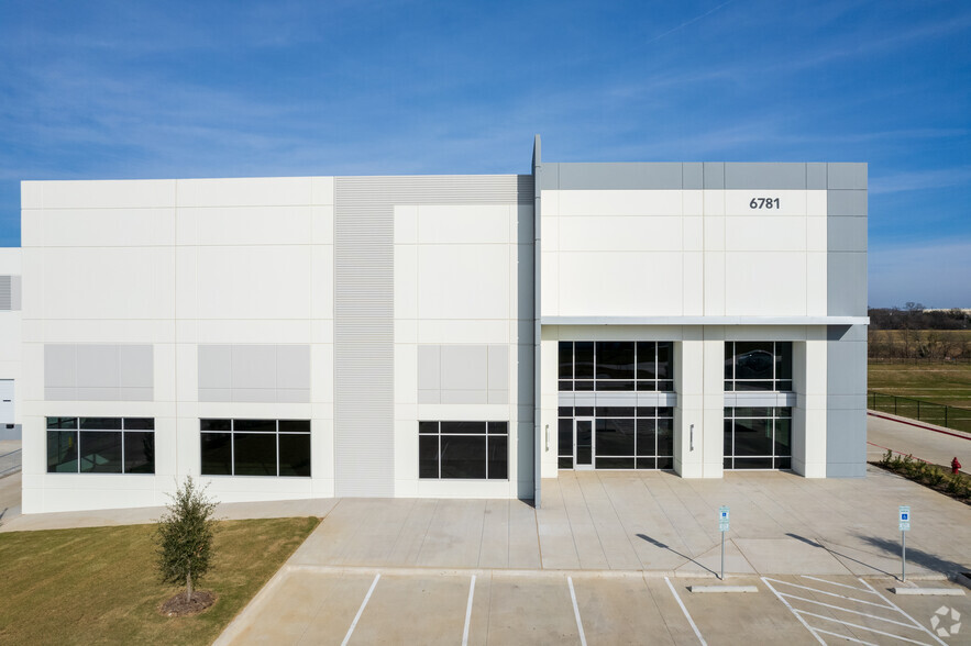 6781 Midway Rd, Haltom City, TX en alquiler - Foto del edificio - Imagen 3 de 8