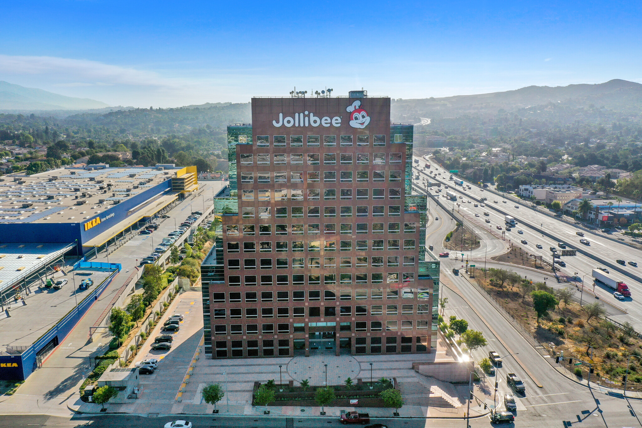 100 N Barranca St, West Covina, CA en alquiler Foto del edificio- Imagen 1 de 23