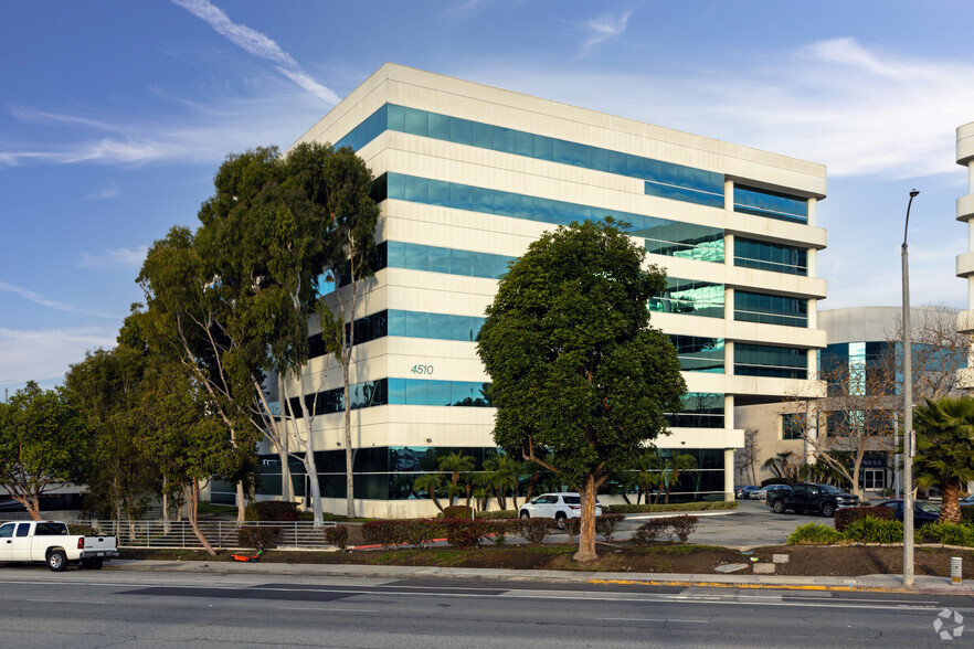 4500 E Pacific Coast Hwy, Long Beach, CA en alquiler - Foto del edificio - Imagen 2 de 5