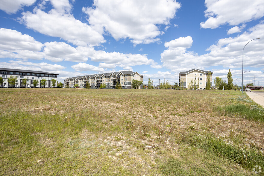 2660 22 St, Red Deer, AB en venta - Foto del edificio - Imagen 2 de 8