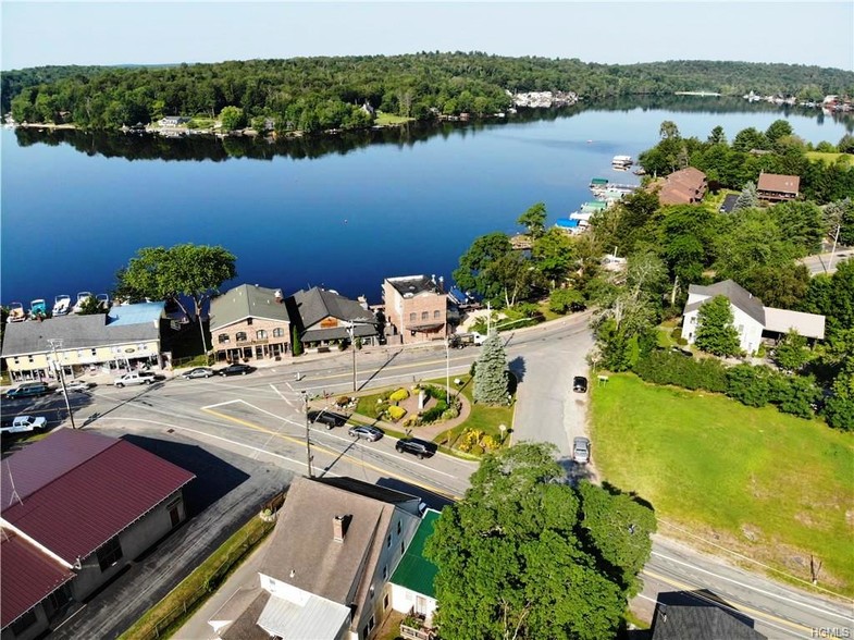 9 Horseshoe Lake Rd, Kauneonga Lake, NY en venta - Foto del edificio - Imagen 3 de 17